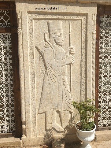 سرباز ایستاده بر دیوار باغ عفیف آباد شیراز